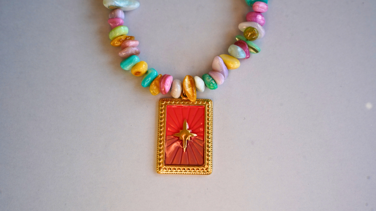 Collar de perlas multicolores y colgante de acero inoxidable : Paso 5