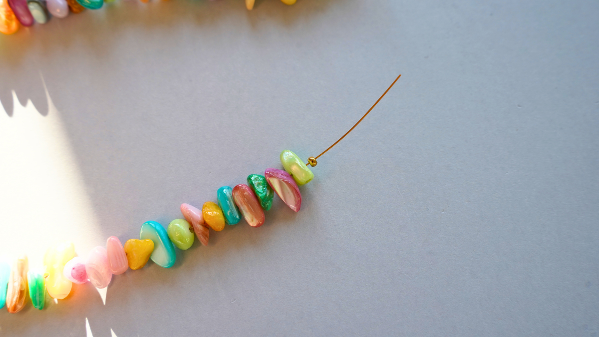 Collar de perlas multicolores y colgante de acero inoxidable : Paso 6