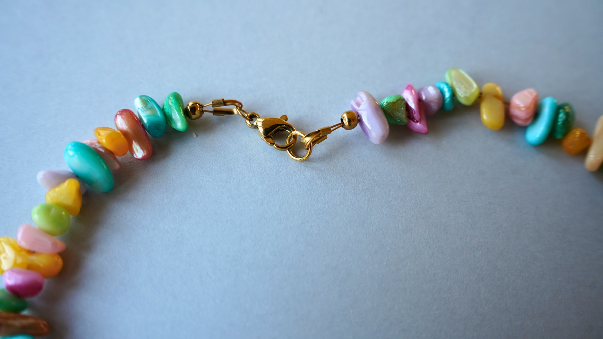 Collar de perlas multicolores y colgante de acero inoxidable : Paso 7