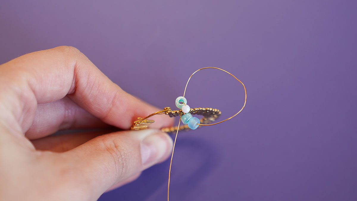 Criollas en cuentas de semillas y piedras naturales : Paso 3