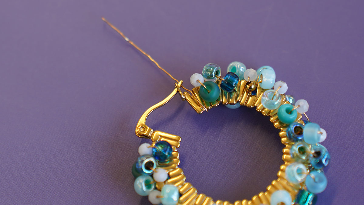 Criollas en cuentas de semillas y piedras naturales : Paso 7