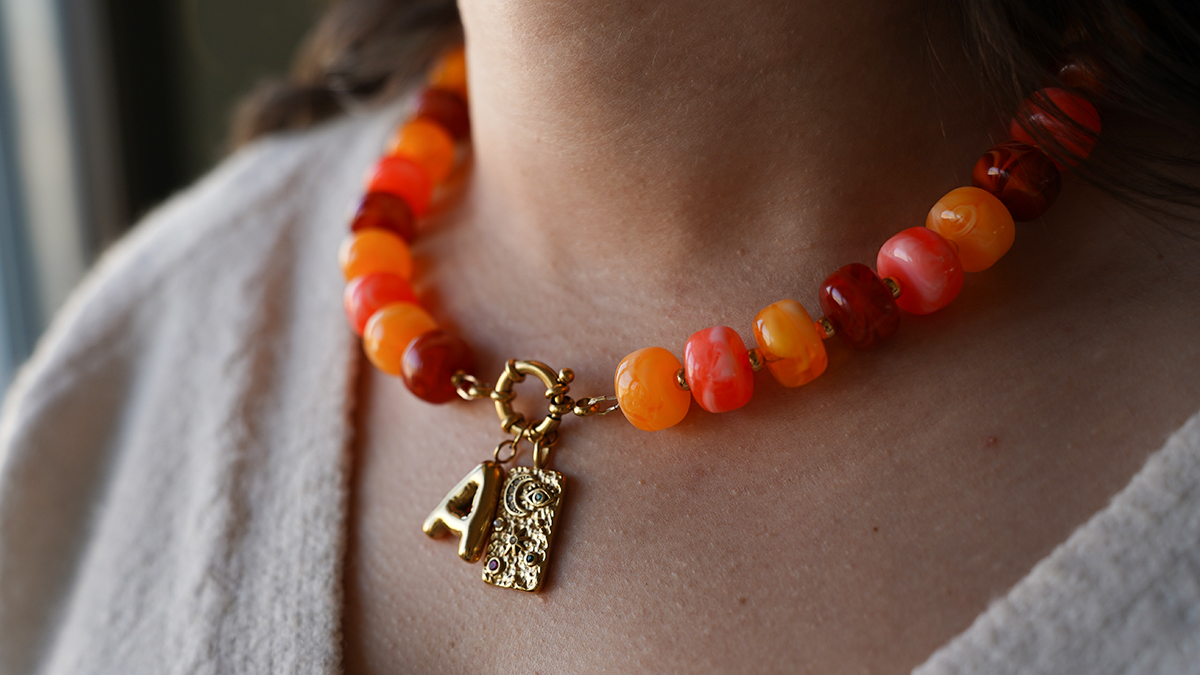 Collar con grandes cuentas acrílicas de colores y colgante de letra