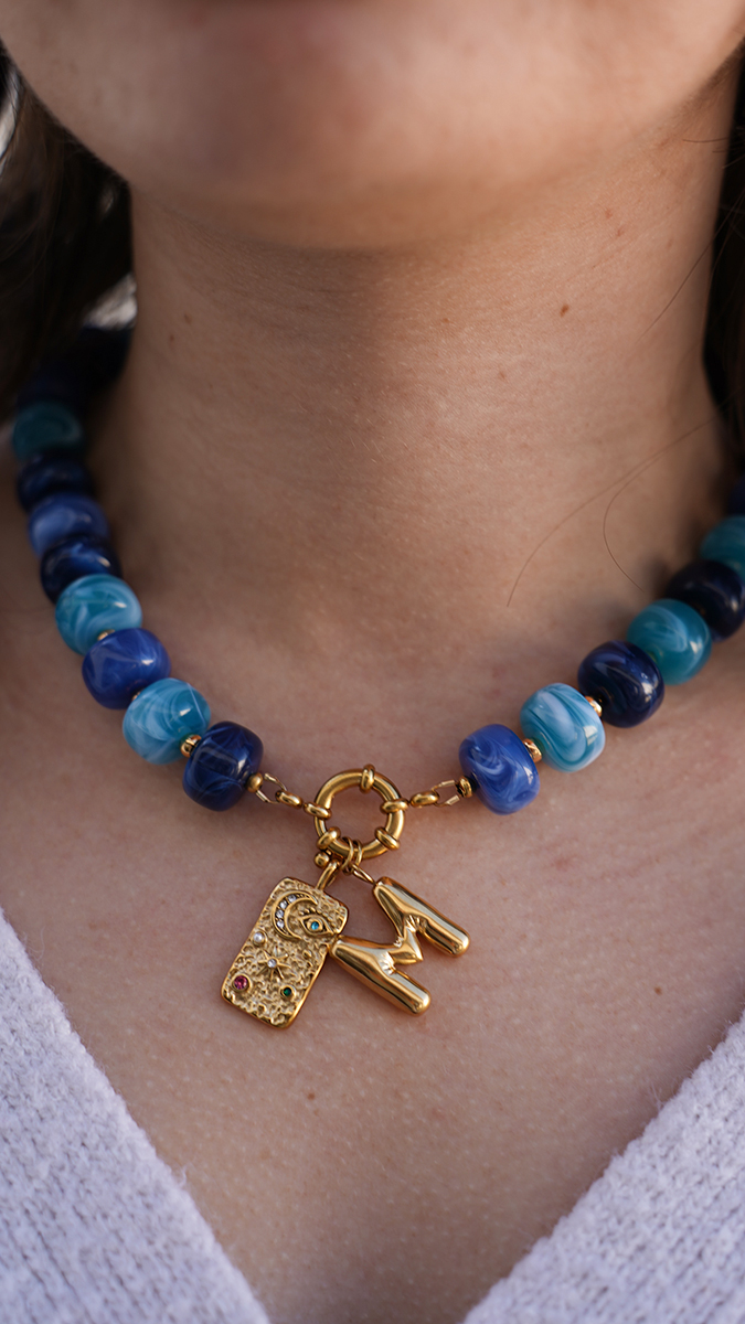 Esquema Collar con grandes cuentas acrílicas de colores y colgante de letra