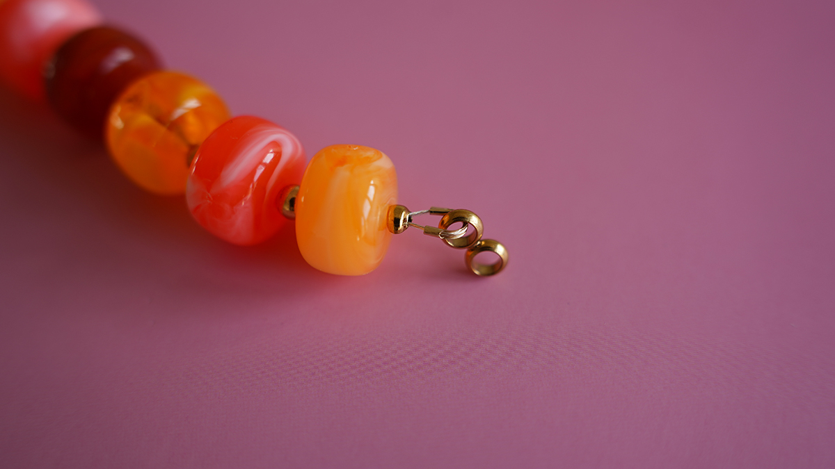 Collar con grandes cuentas acrílicas de colores y colgante de letra : Paso 2