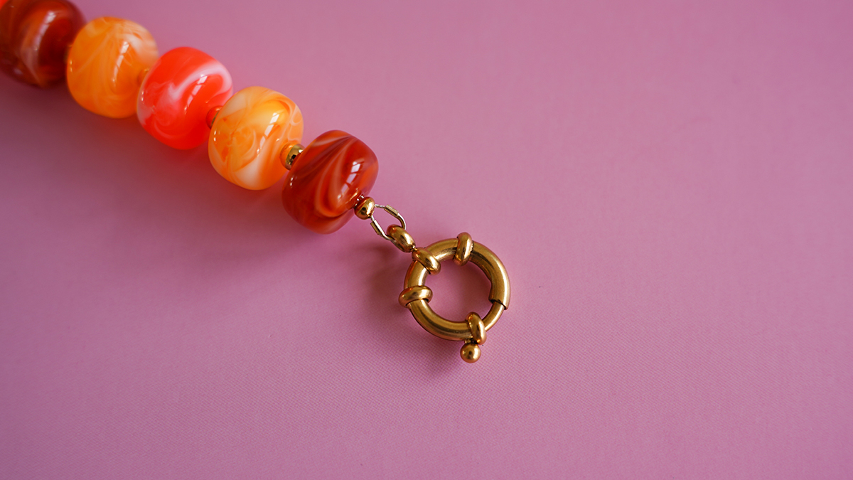 Collar con grandes cuentas acrílicas de colores y colgante de letra : Paso 3