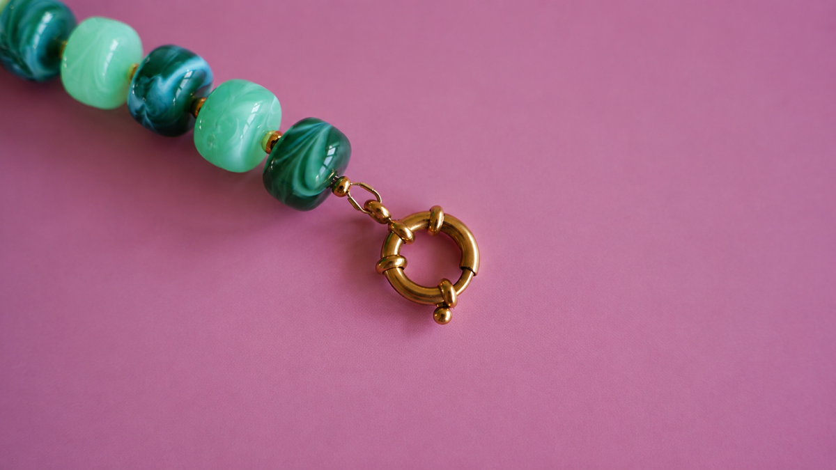 Collar con grandes cuentas acrílicas de colores y colgante de letra : Paso 3 Collar con grandes cuentas acrílicas de colores y colgante de letra : Paso 3