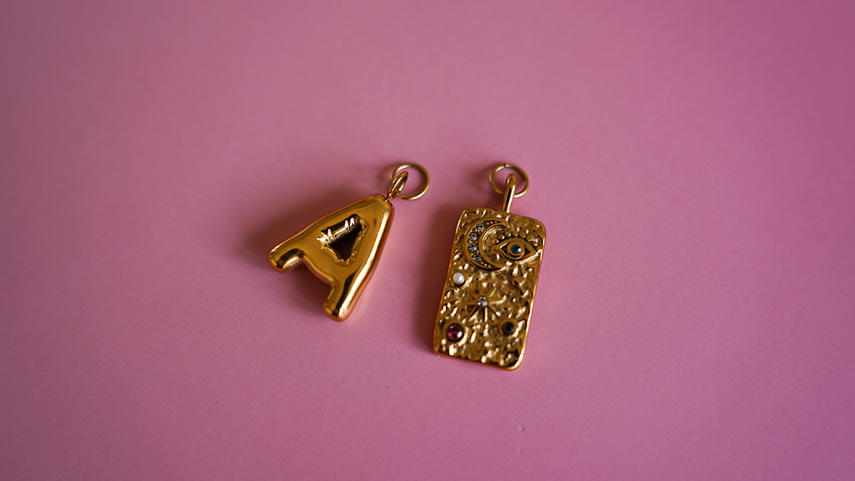 Collar con grandes cuentas acrílicas de colores y colgante de letra : Paso 4