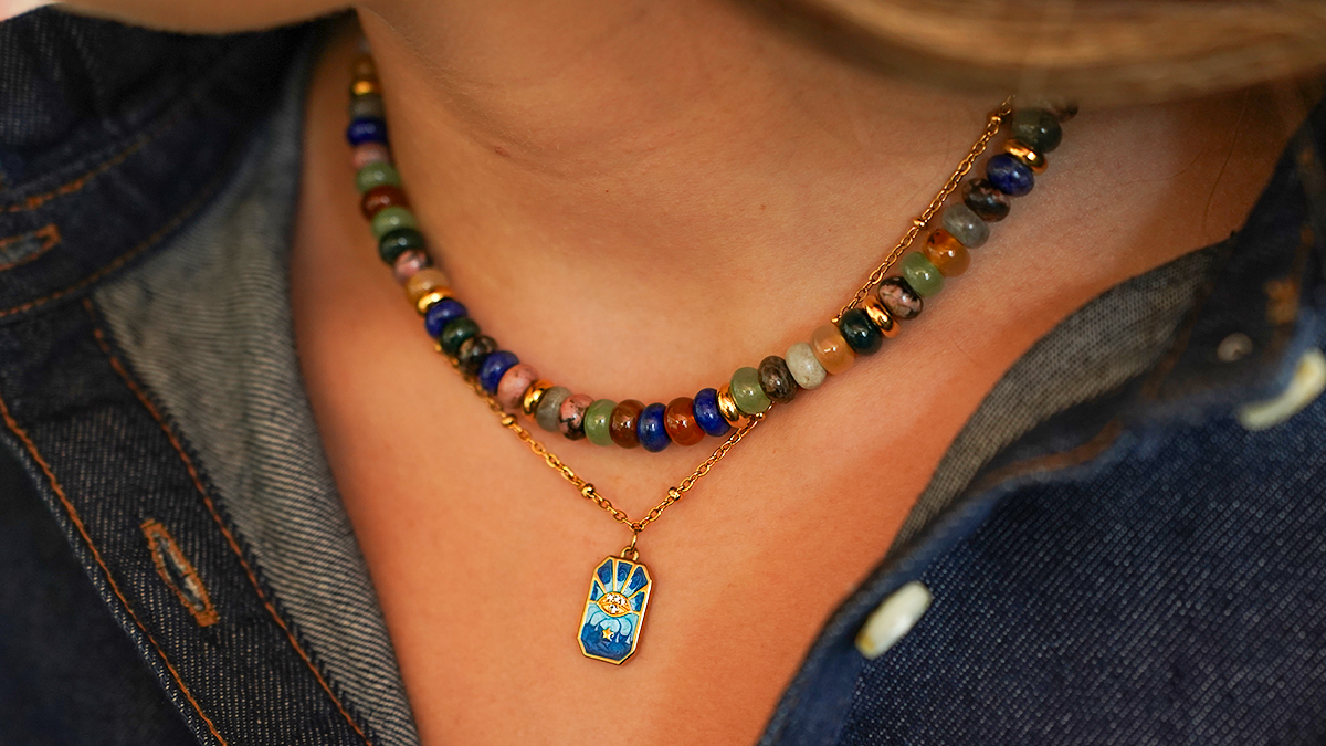 Collier double rang en perles gemmes et chaîne acier inoxydable doré avec pendentif Collier double rang en perles gemmes et chaîne acier inoxydable doré avec pendentif