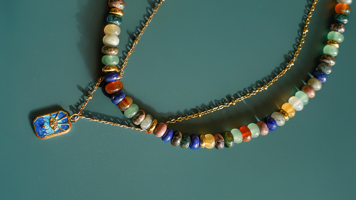 Esquema Collar con doble cadena de acero inoxidable dorado y perlas preciosas con colgante