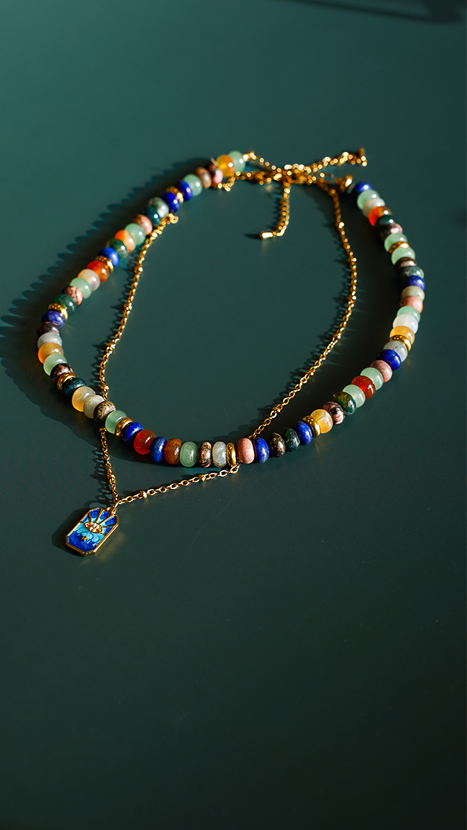 Esquema Collar con doble cadena de acero inoxidable dorado y perlas preciosas con colgante