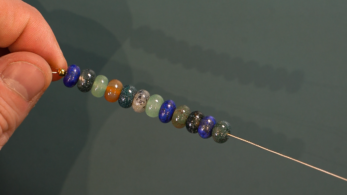 Collar con doble cadena de acero inoxidable dorado y perlas preciosas con colgante : Paso 2