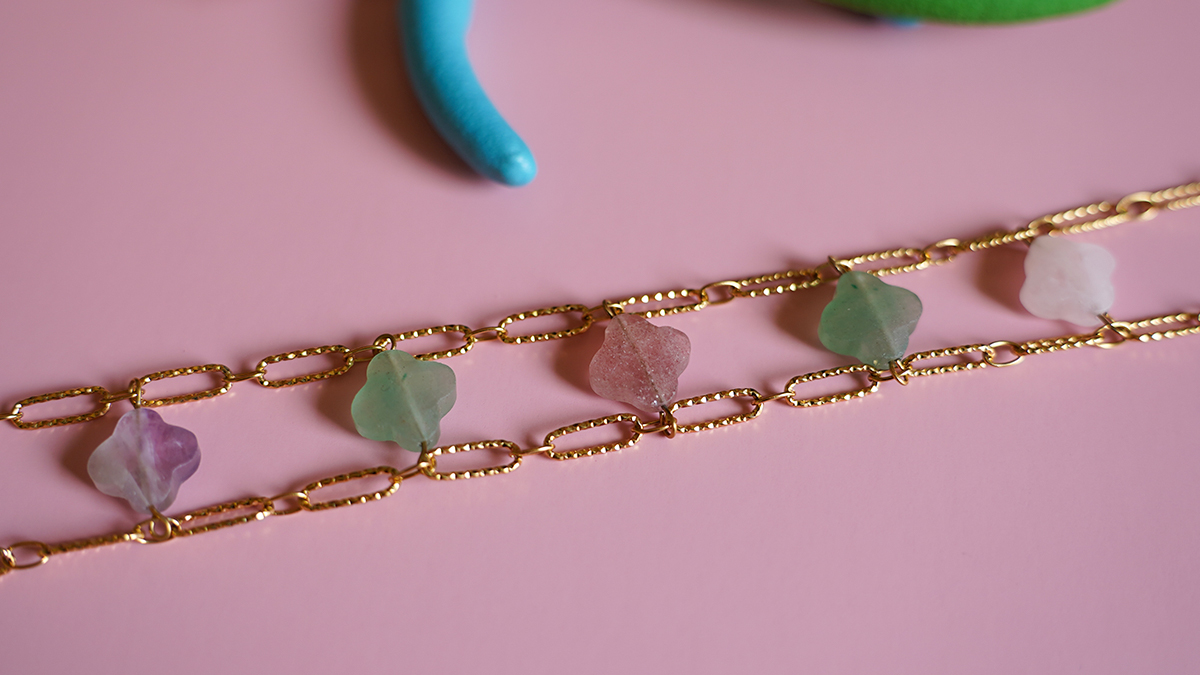 Collar de doble cadena con cuentas de trébol de piedra natural : Paso 4 Collar de doble cadena con cuentas de trébol de piedra natural : Paso 4