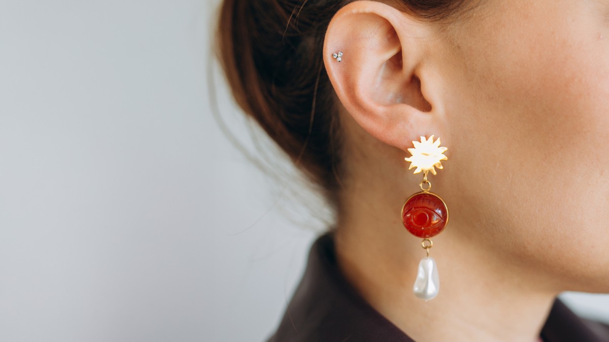 Boucles d'oreilles asymétriques en cornaline et nacrée Swarovski