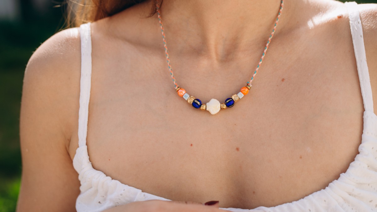 Collar de cordón con cuentas multicolores