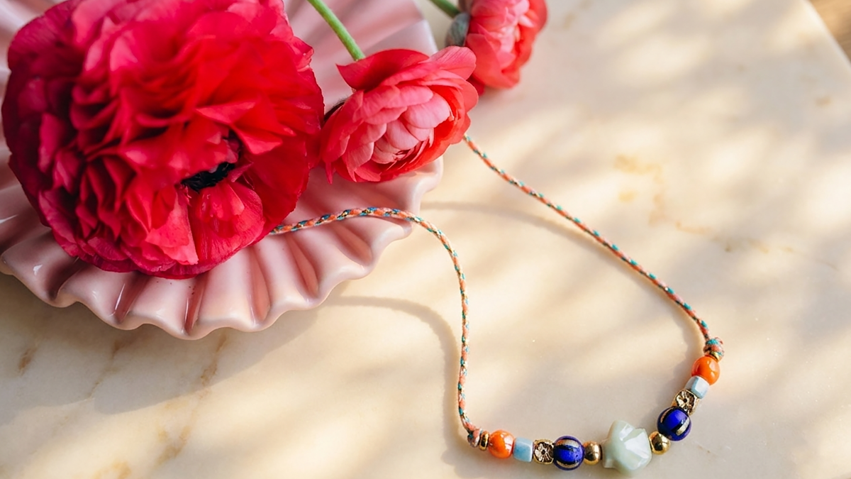 Esquema Collar de cordón con cuentas multicolores