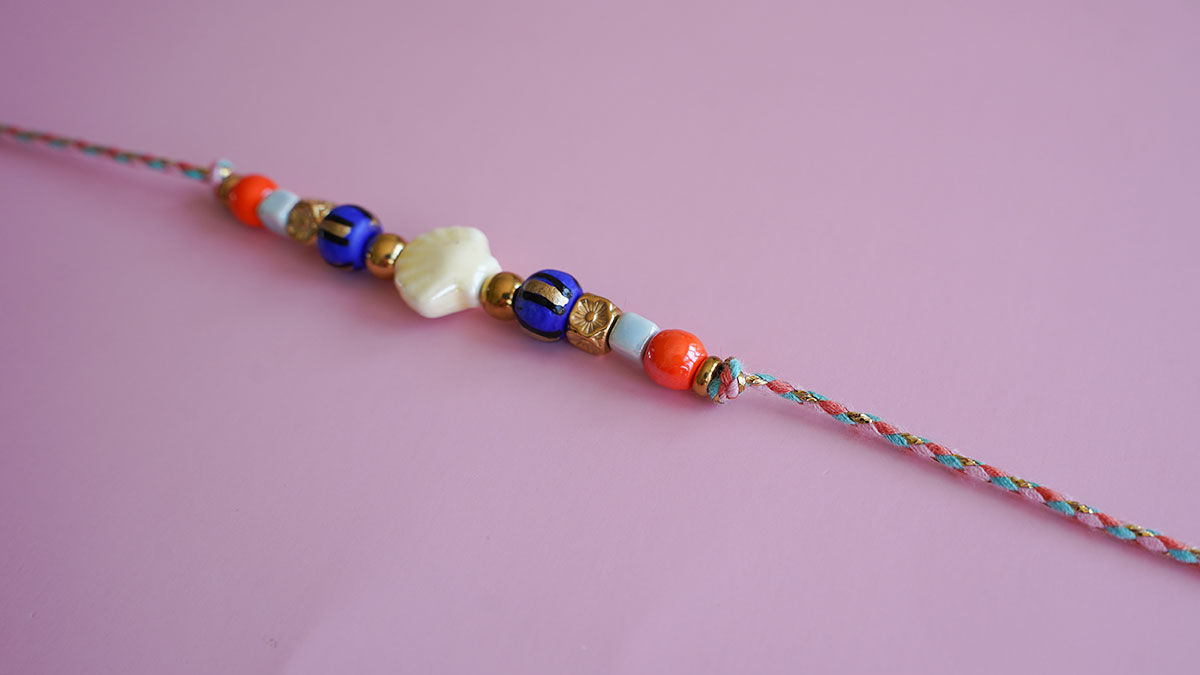 Collar de cordón con cuentas multicolores : Paso 1