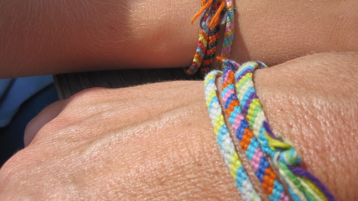 Bracelet brésilien facile avec un motif rayures