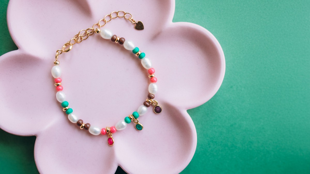 Pulsera de perlas de colores y perlas de agua dulce