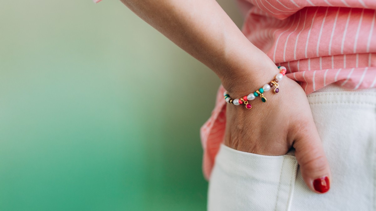 Esquema Pulsera de perlas de colores y perlas de agua dulce
