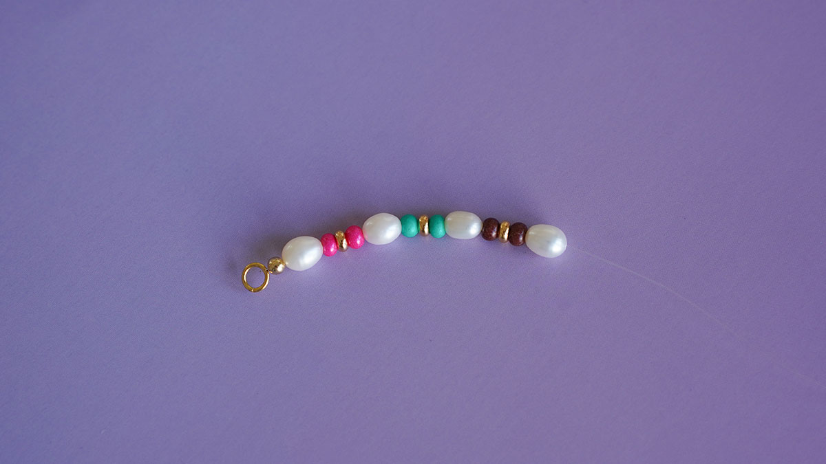 Pulsera de perlas de colores y perlas de agua dulce : Paso 2