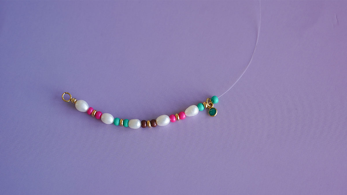 Pulsera de perlas de colores y perlas de agua dulce : Paso 3