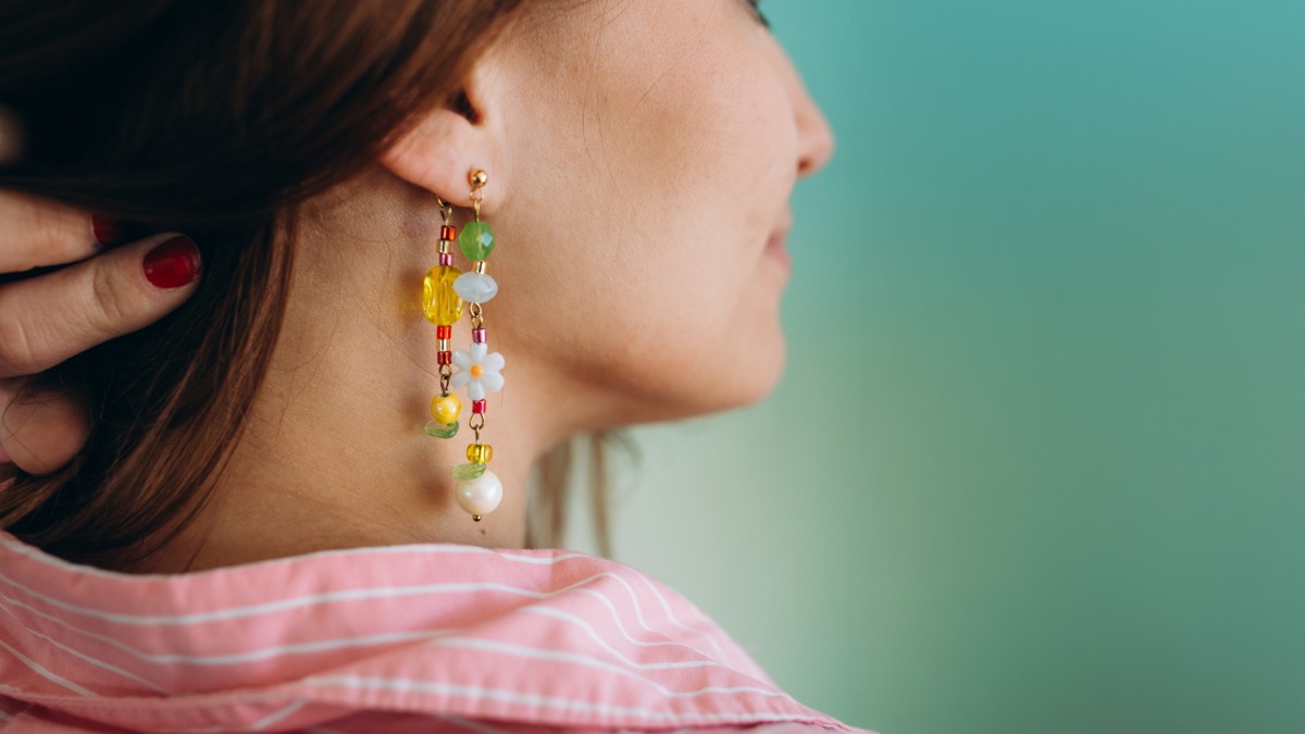 Pendientes coloridos y asimétricos