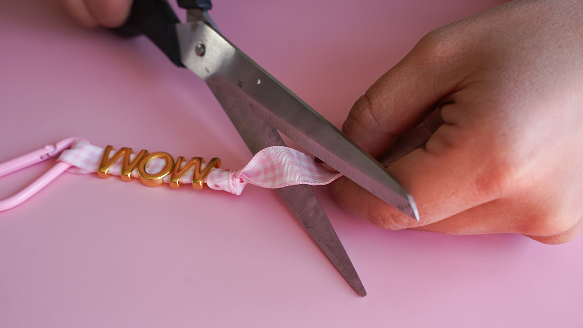 DIY joyas para el bolso del Día de la Madre: llavero con cuentas nacaradas y letras : Paso 4