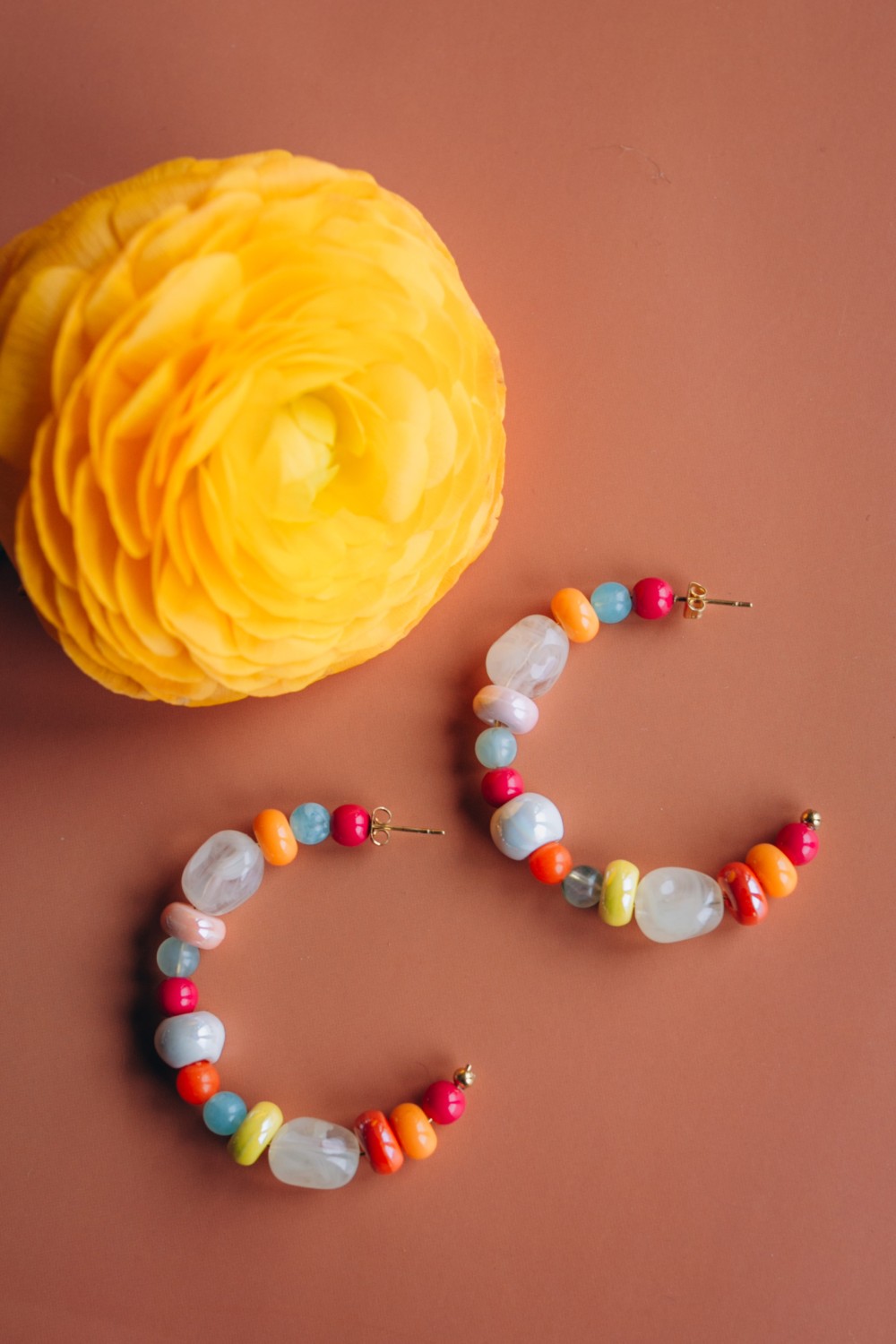 Pendientes con perlas de colores