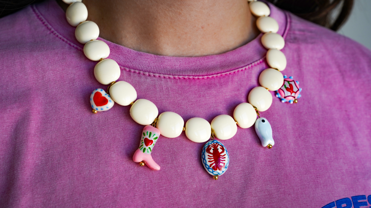 Esquema Collar con cuentas de resina opaca y colgantes de colores Esquema Collar con cuentas de resina opaca y colgantes de colores