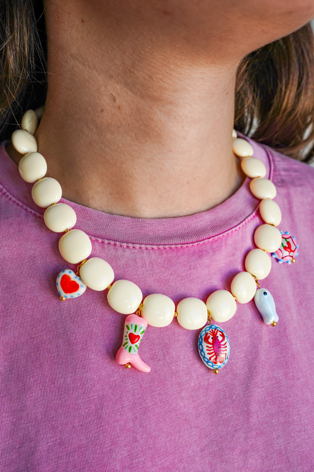 Esquema Collar con cuentas de resina opaca y colgantes de colores Esquema Collar con cuentas de resina opaca y colgantes de colores