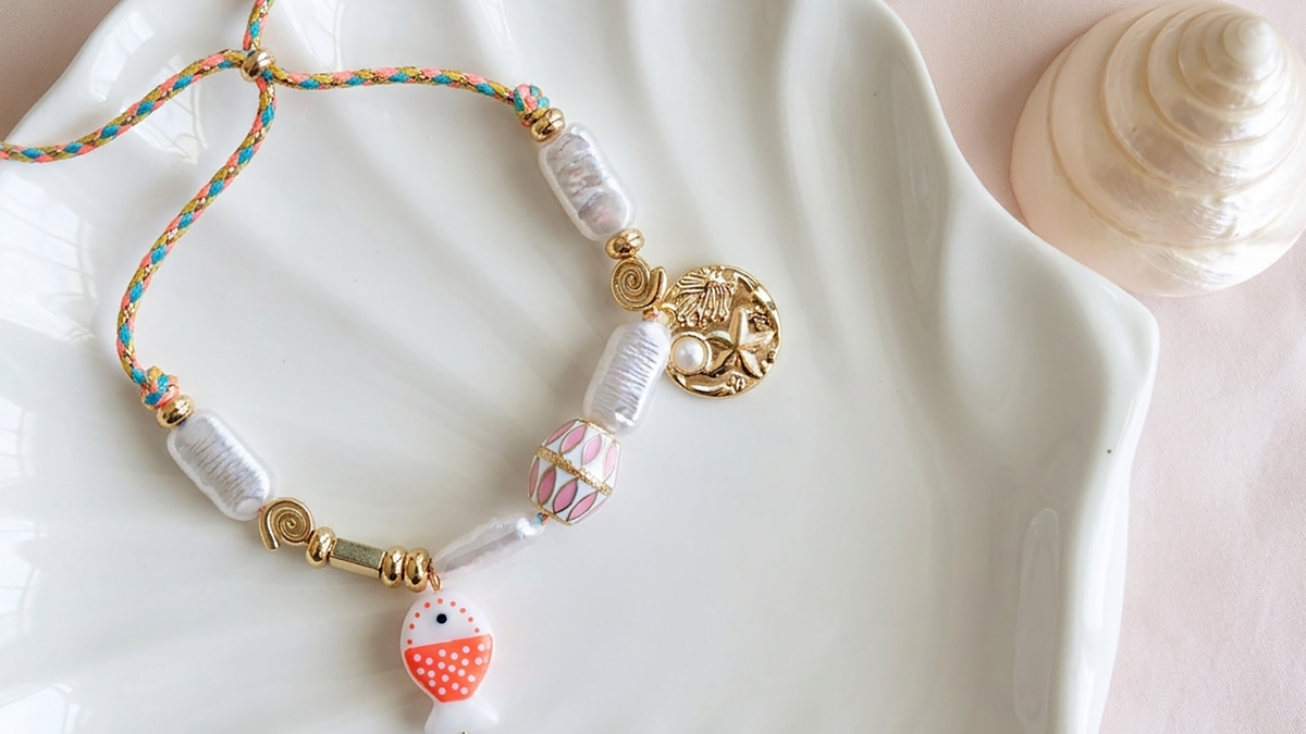Pulsera de cordón y dijes: una colorida joya DIY para el verano