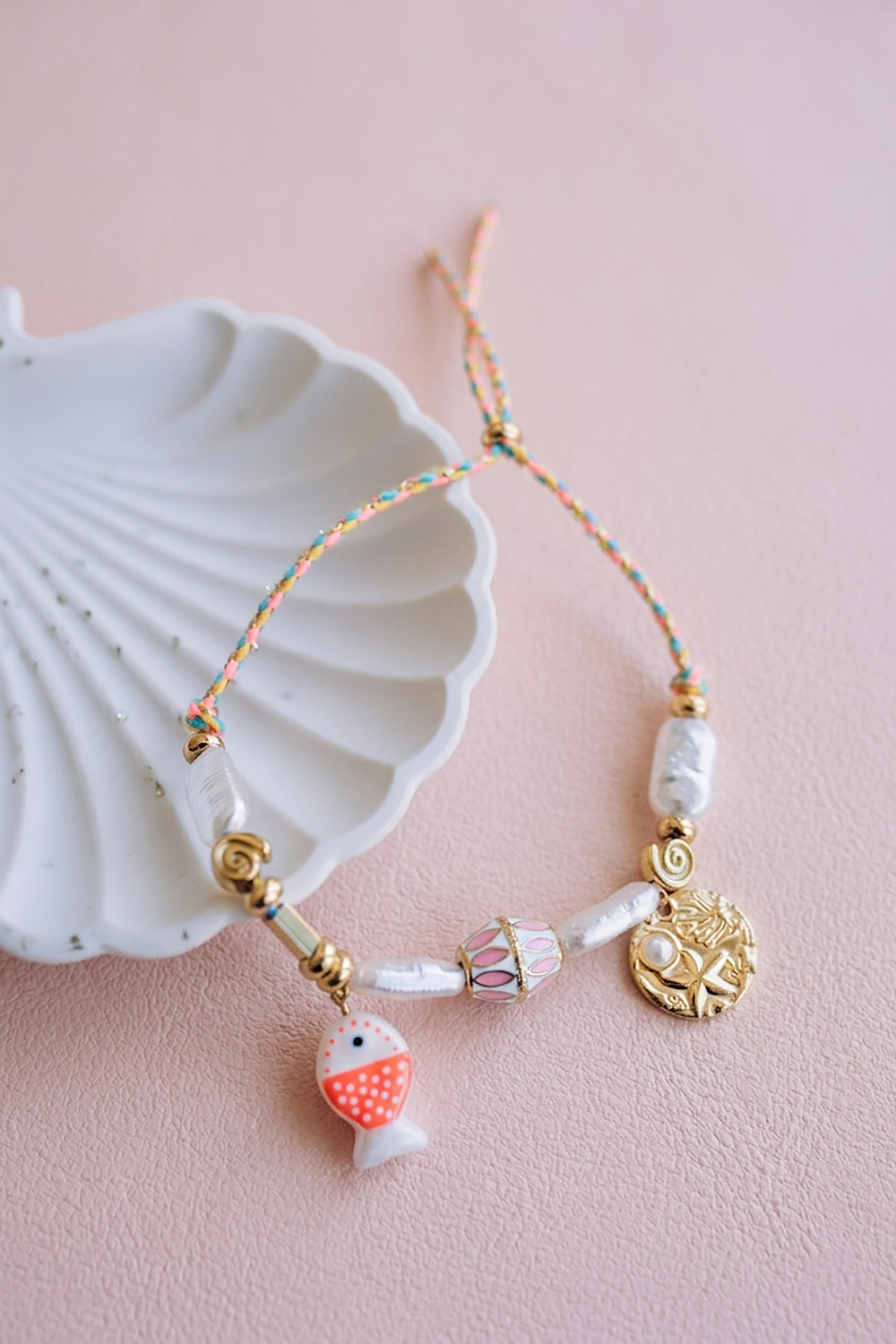 Esquema Pulsera de cordón y dijes: una colorida joya DIY para el verano Esquema Pulsera de cordón y dijes: una colorida joya DIY para el verano