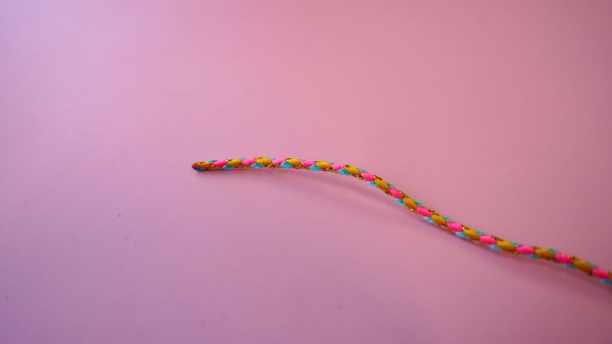 Pulsera de cordón y dijes: una colorida joya DIY para el verano : Paso 1 Pulsera de cordón y dijes: una colorida joya DIY para el verano : Paso 1