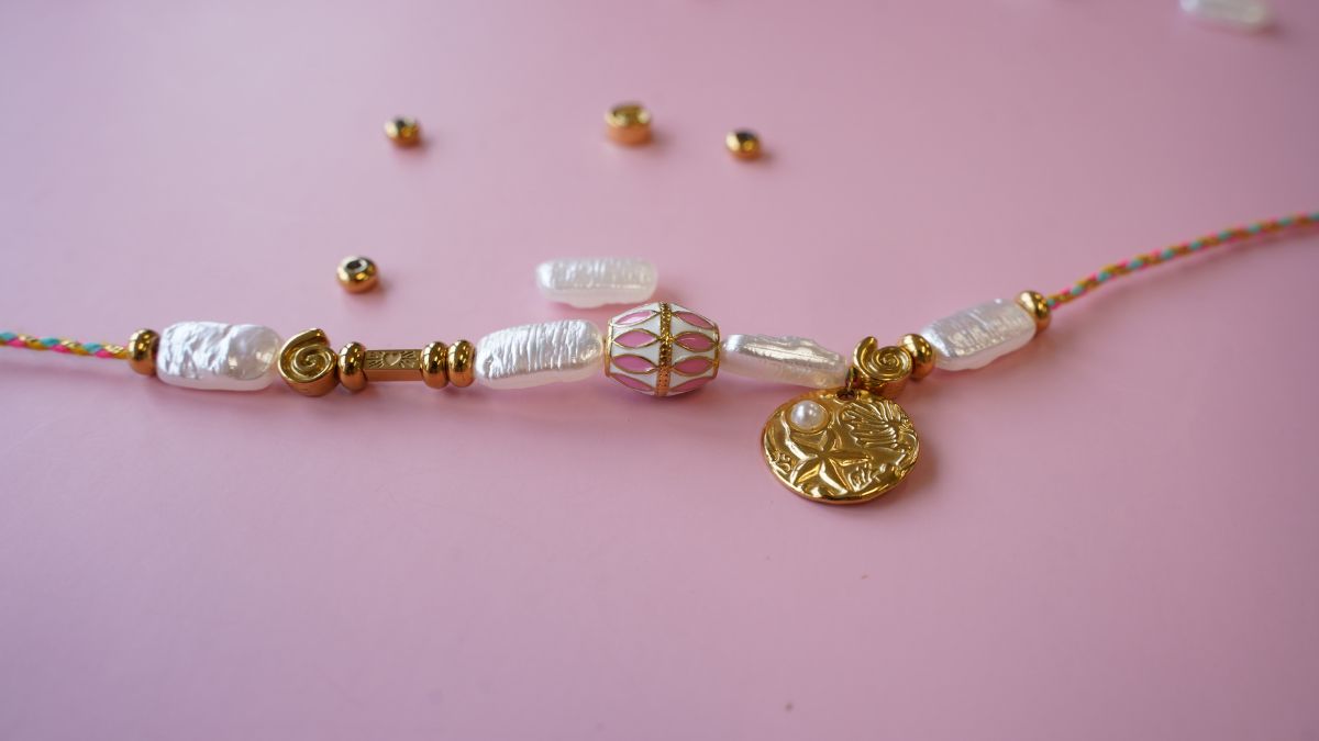 Pulsera de cordón y dijes: una colorida joya DIY para el verano : Paso 3 Pulsera de cordón y dijes: una colorida joya DIY para el verano : Paso 3