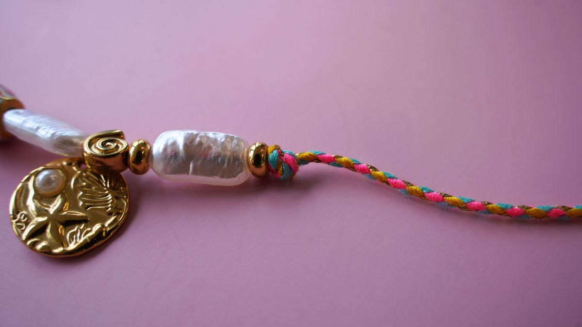 Pulsera de cordón y dijes: una colorida joya DIY para el verano : Paso 5 Pulsera de cordón y dijes: una colorida joya DIY para el verano : Paso 5