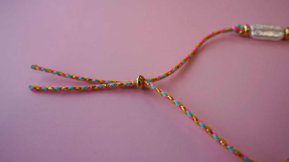 Pulsera de cordón y dijes: una colorida joya DIY para el verano : Paso 6 Pulsera de cordón y dijes: una colorida joya DIY para el verano : Paso 6