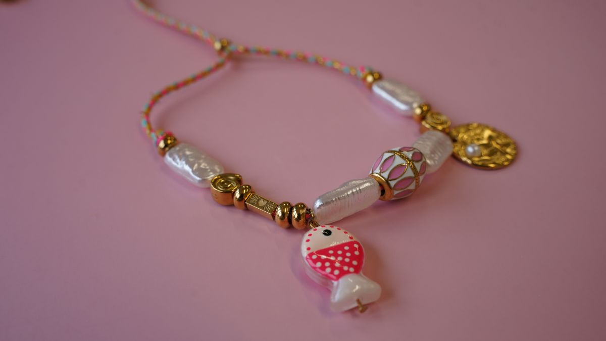 Pulsera de cordón y dijes: una colorida joya DIY para el verano : Paso 7 Pulsera de cordón y dijes: una colorida joya DIY para el verano : Paso 7