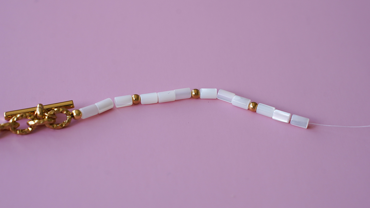 Collar colgante con barra de nácar y cuentas tubulares : Paso 3