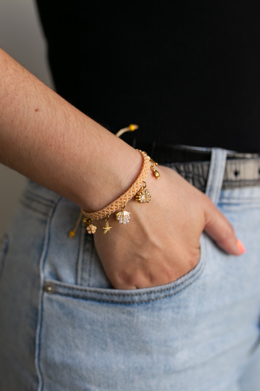 Esquema Pulsera de micro-macramé con dijes Esquema Pulsera de micro-macramé con dijes