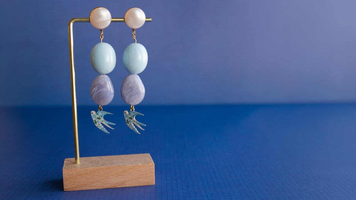 Esquema Tutorial de manualidades: 3 modelos de pendientes con cuentas y cabujones de resina Esquema Tutorial de manualidades: 3 modelos de pendientes con cuentas y cabujones de resina
