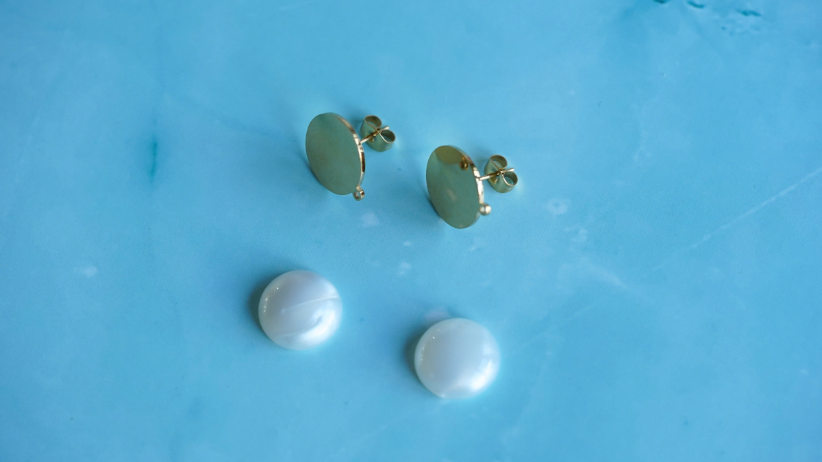 Tutorial de manualidades: 3 modelos de pendientes con cuentas y cabujones de resina : Paso 1 Tutorial de manualidades: 3 modelos de pendientes con cuentas y cabujones de resina : Paso 1
