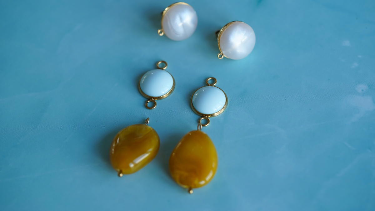 Tutorial de manualidades: 3 modelos de pendientes con cuentas y cabujones de resina : Paso 5 Tutorial de manualidades: 3 modelos de pendientes con cuentas y cabujones de resina : Paso 5