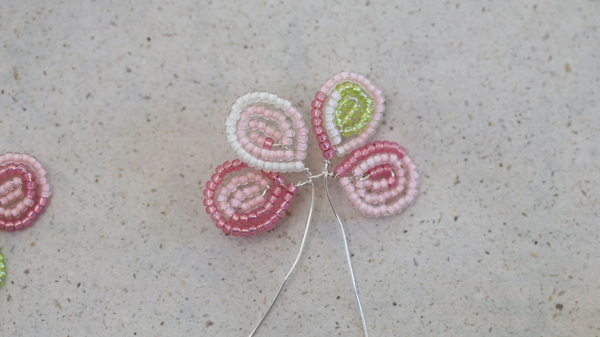 Flores de hortensia hechas con cuentas : Paso 6