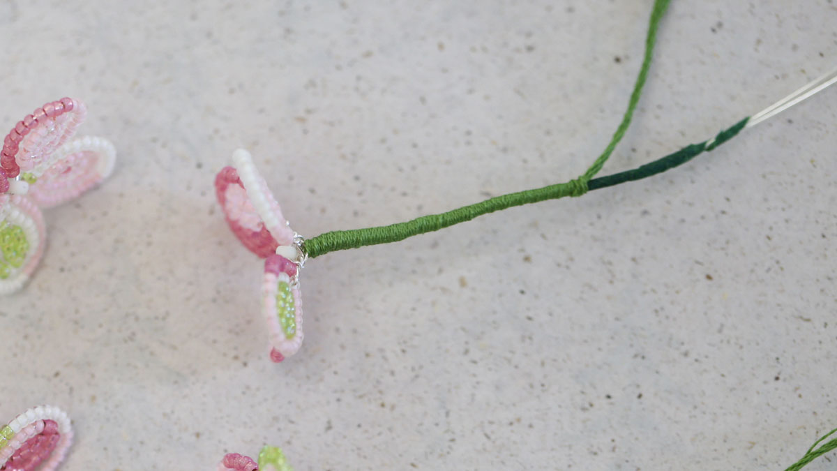 Ramo de flores hecho con cuentas Rocalla Miyuki «Hortensia» : Paso 13