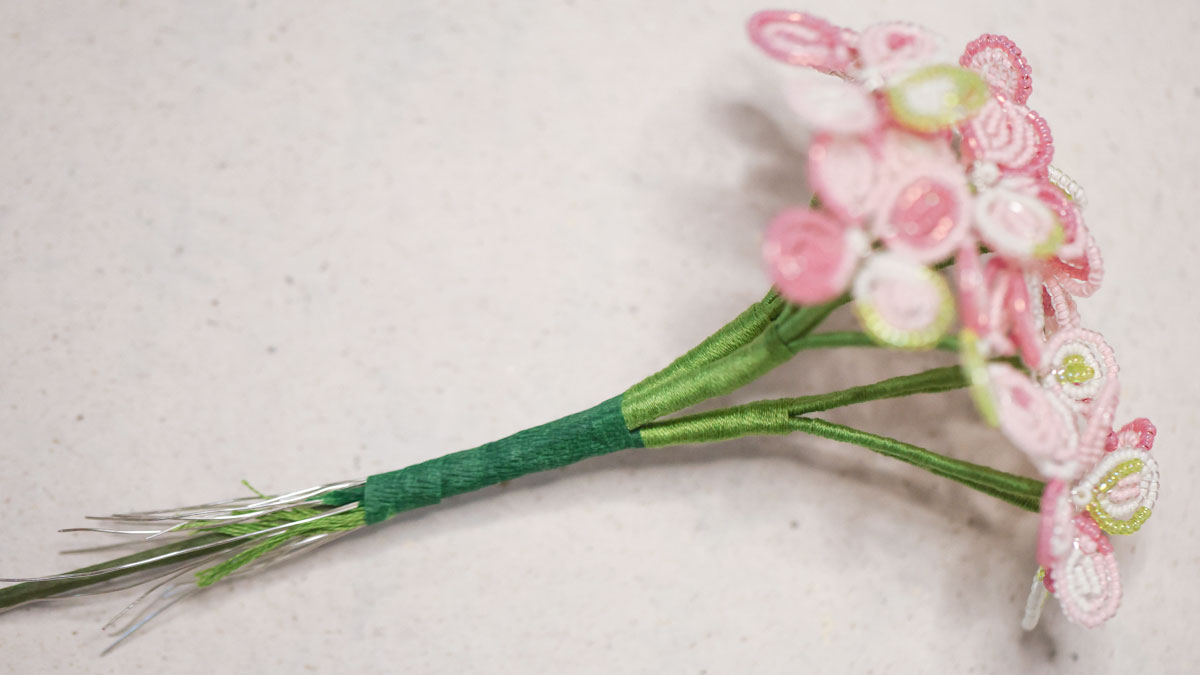 Flores de hortensia hechas con cuentas : Paso 17