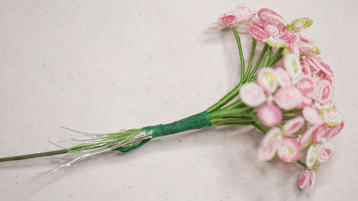 Flores de hortensia hechas con cuentas : Paso 19