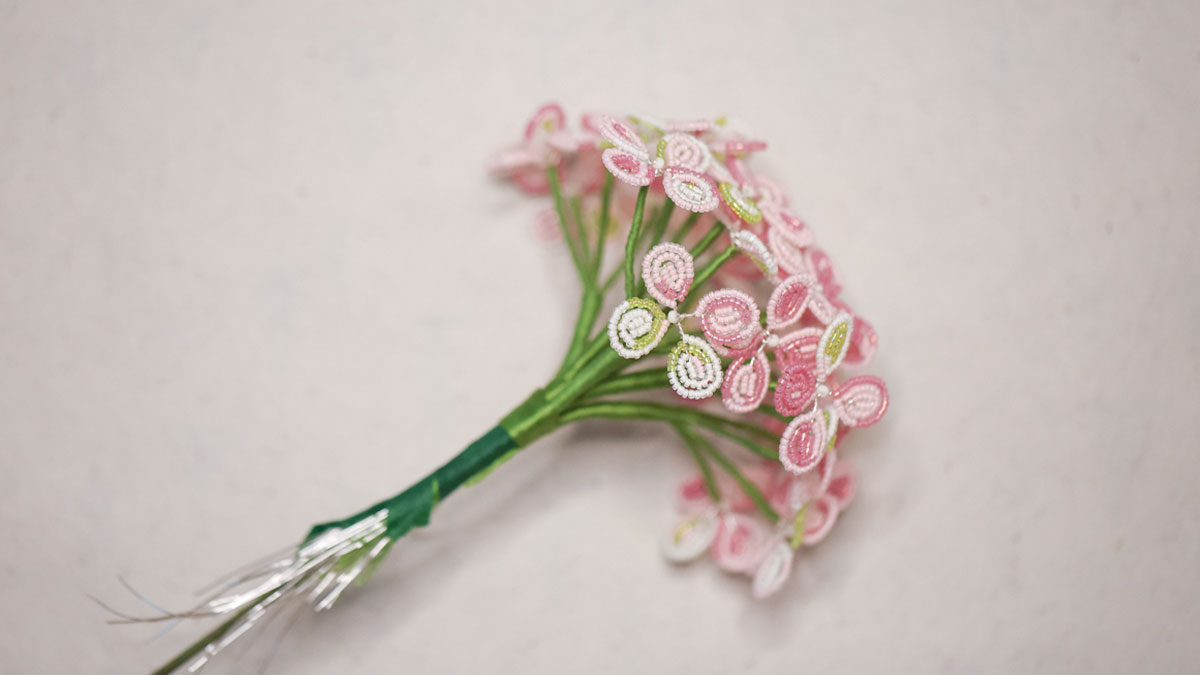 Flores de hortensia hechas con cuentas : Paso 20