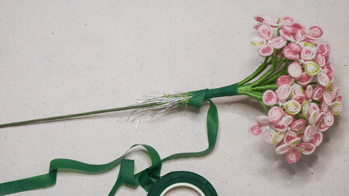 Flor hecha con cuentas Rocalla Miyuki - Hortensia : Paso 21