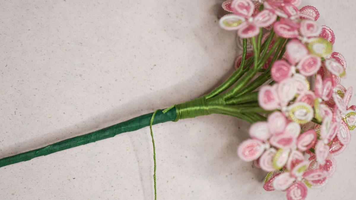Flores de hortensia hechas con cuentas : Paso 25