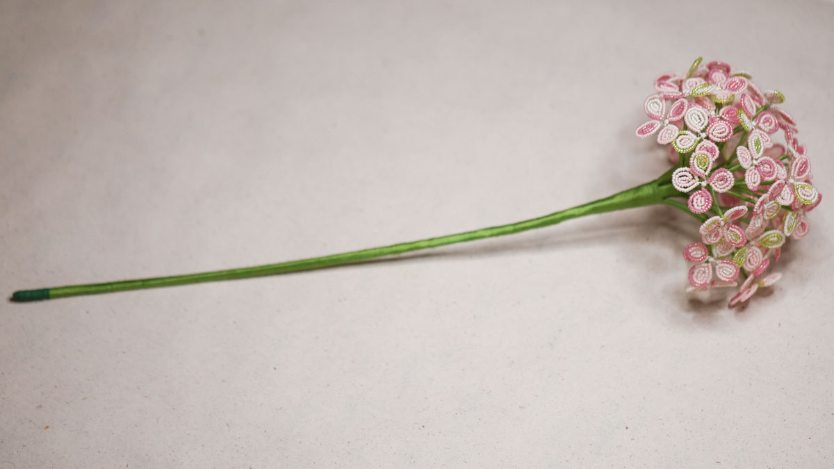 Ramo de flores hecho con cuentas Rocalla Miyuki «Hortensia» : Paso 27